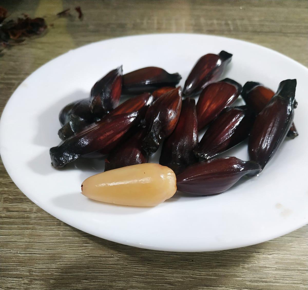 Готовые орешки пиньяу в кожуре и без нее